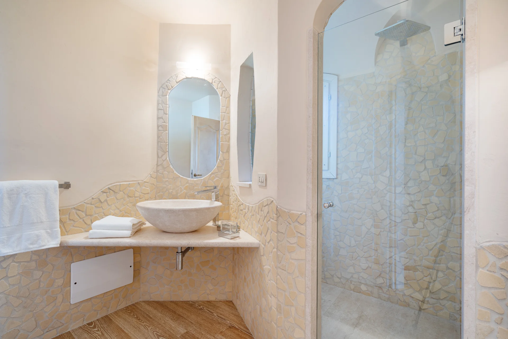Bagno mosaico chiaro, doccia rain cover