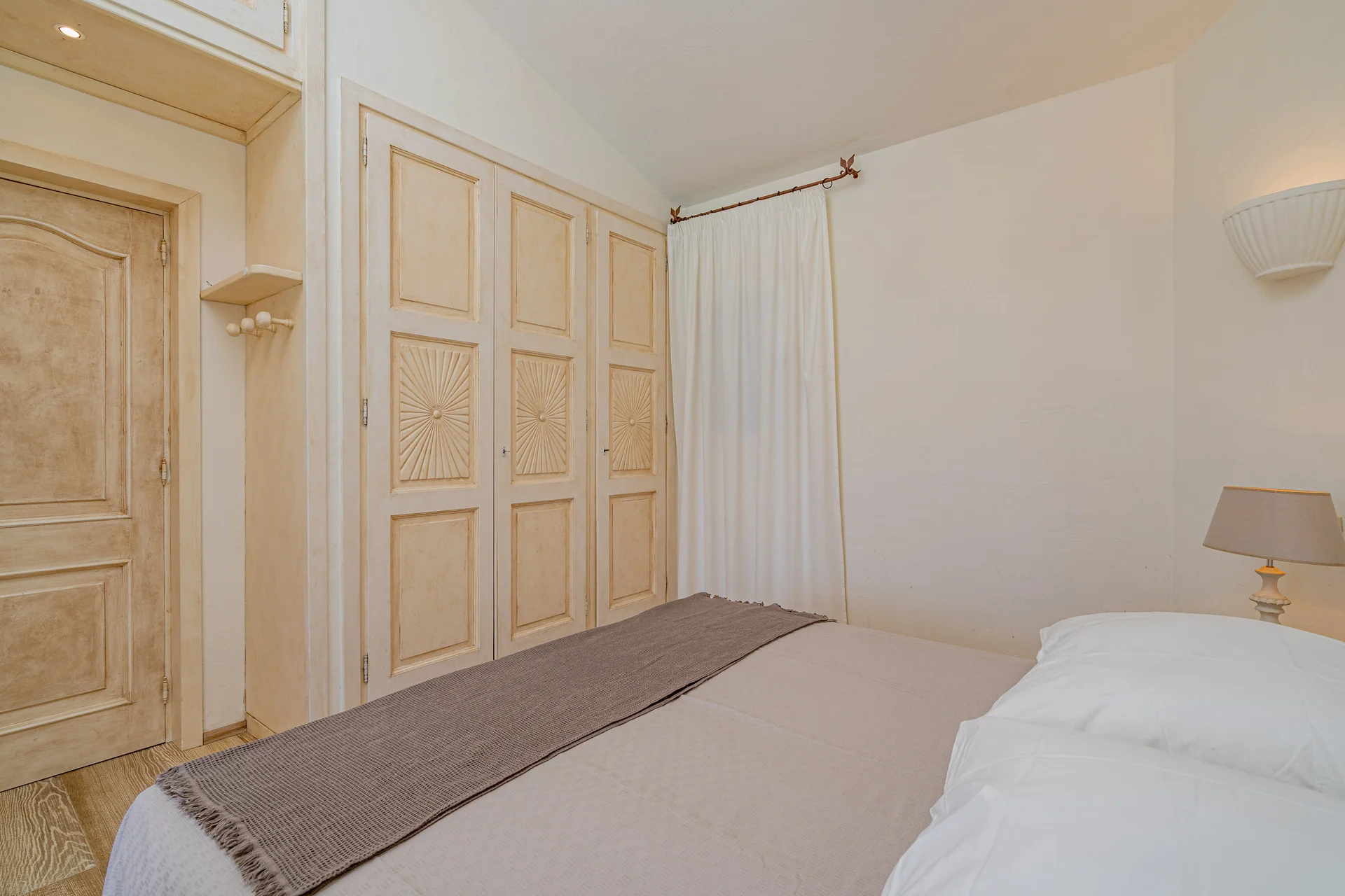 Suite 4 - Granite Terrace Suite con Armadio in Legno Intagliato