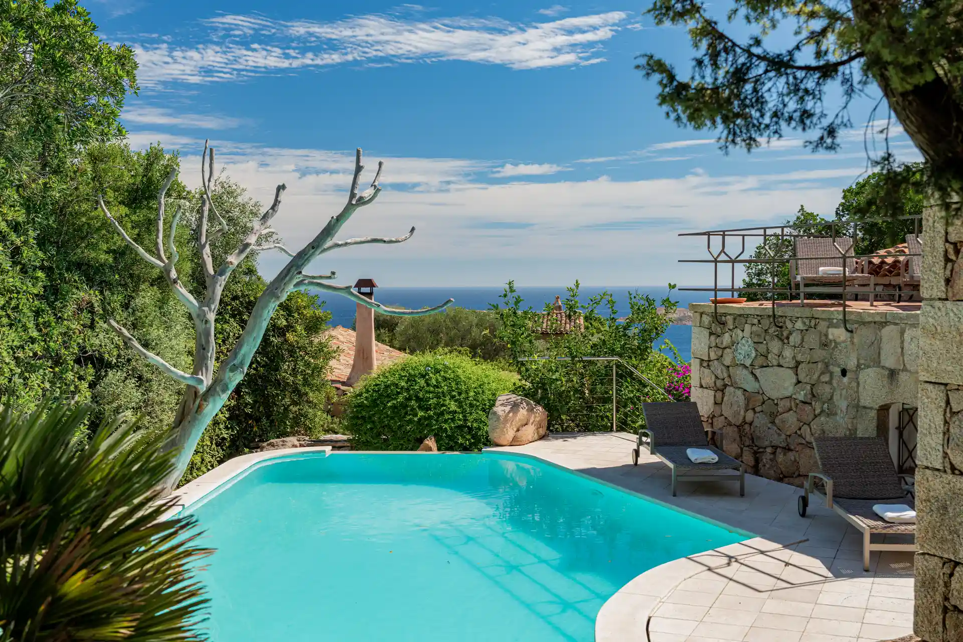 Piscina frontale, scultura e orizzonte mare