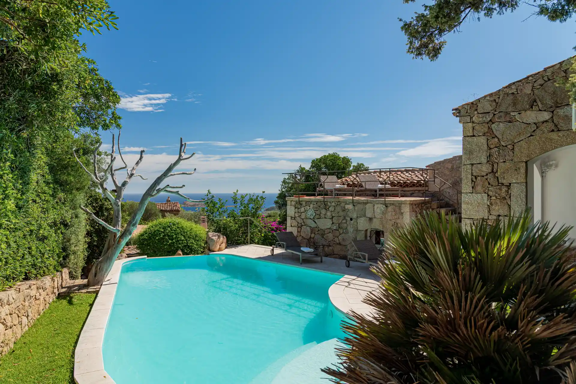 Piscina con scultura, angolo laterale