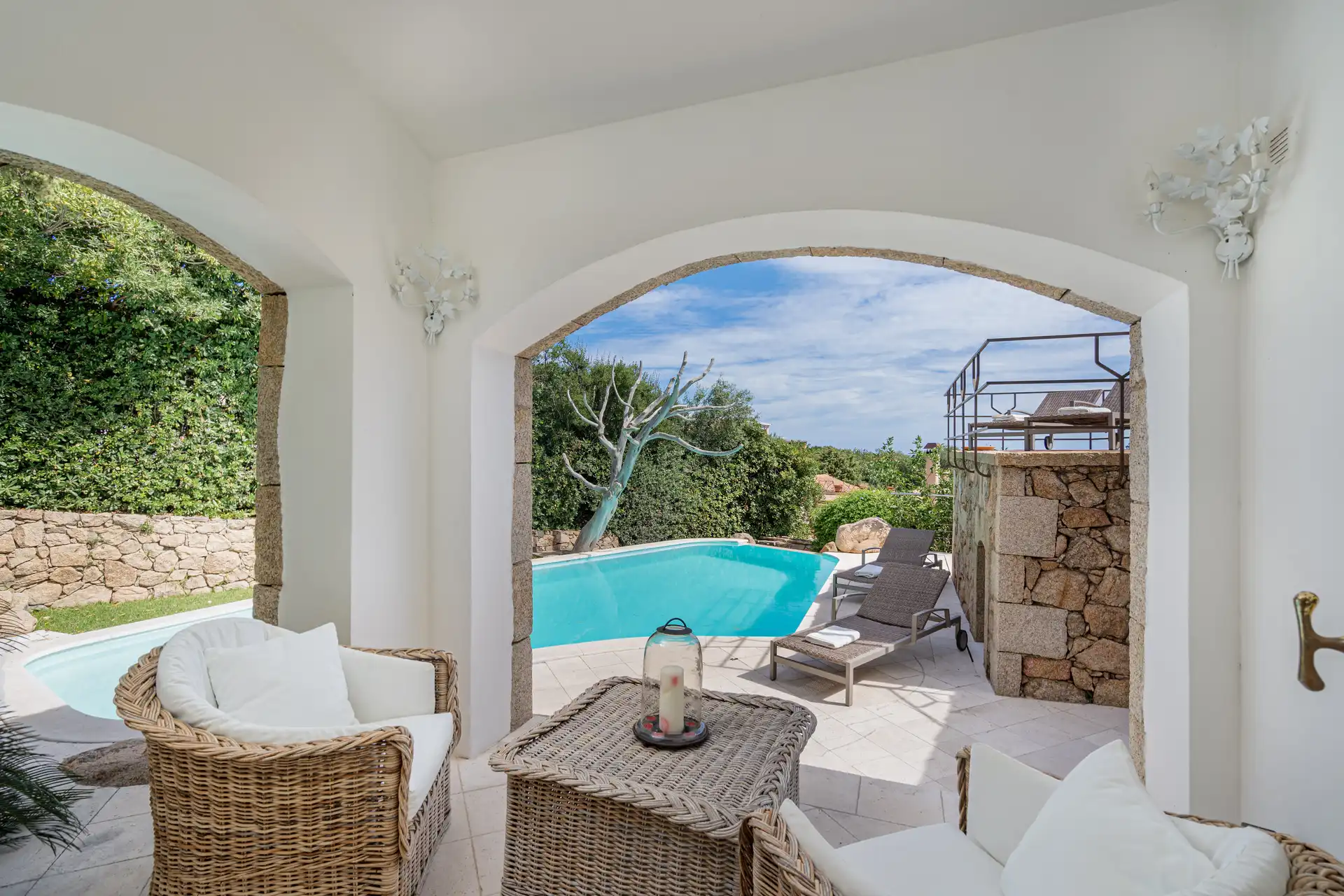 Portico con archi granito e vista piscina
