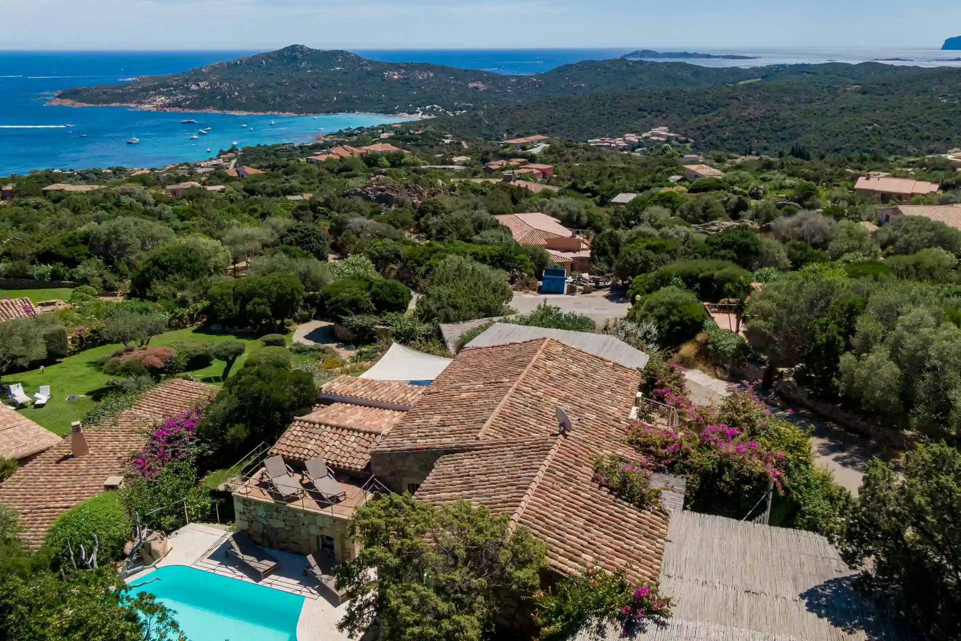 Terrazza lounge con vela e vista mare