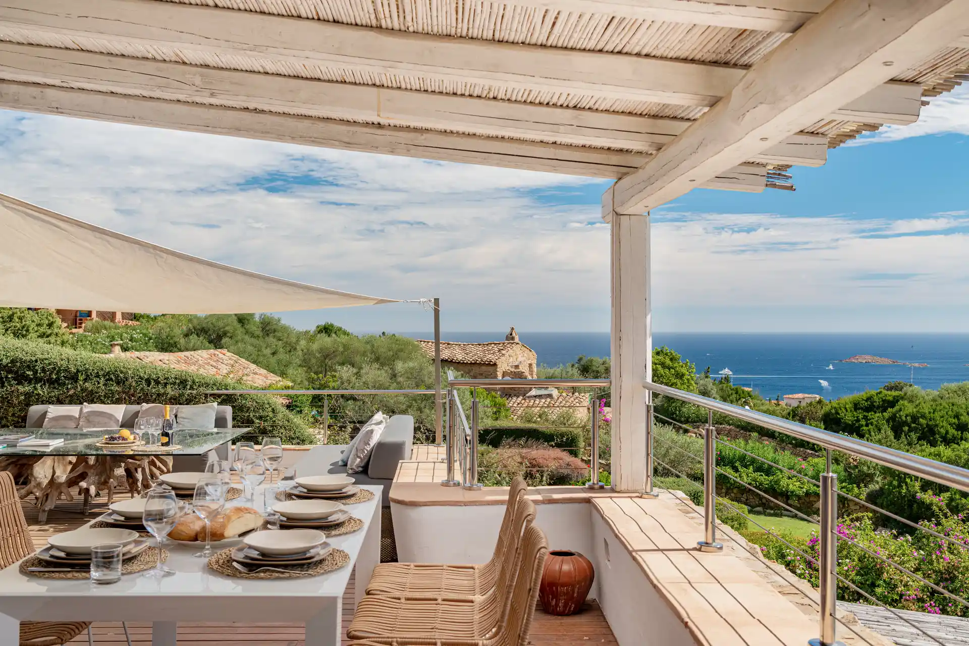 Terrazza pranzo con vela e panorama costa